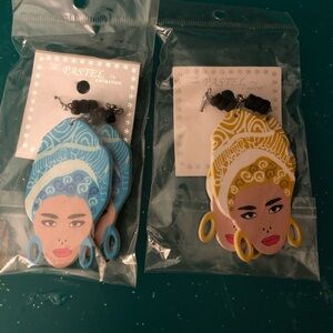 2 pairs of earrings